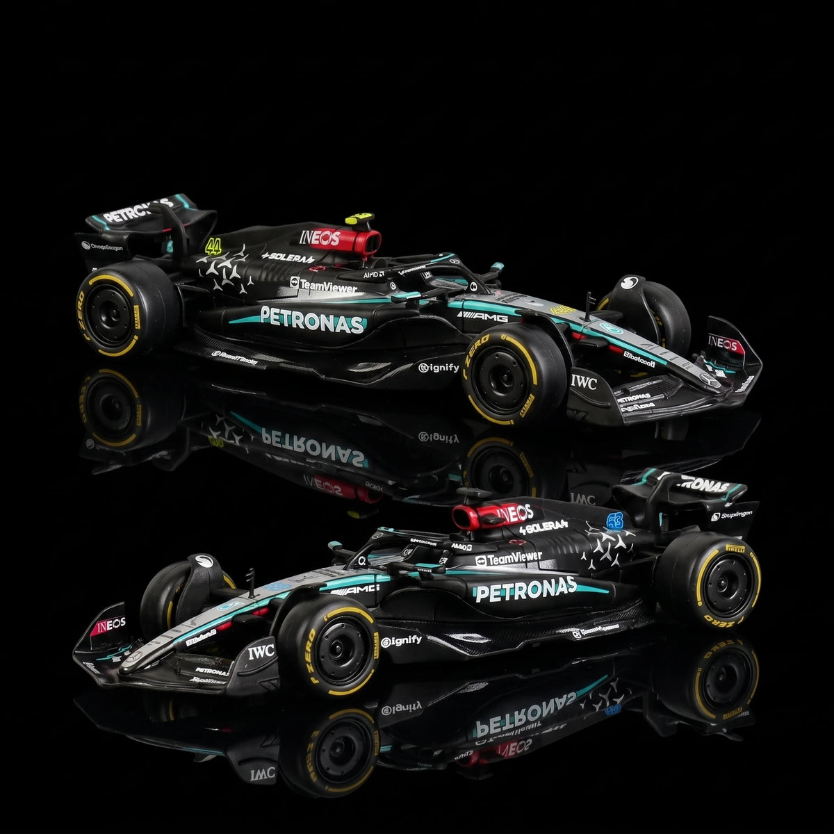 Edição Dupla Mercedes W15 (2024): Box com 2 Carros Bburago 1:43