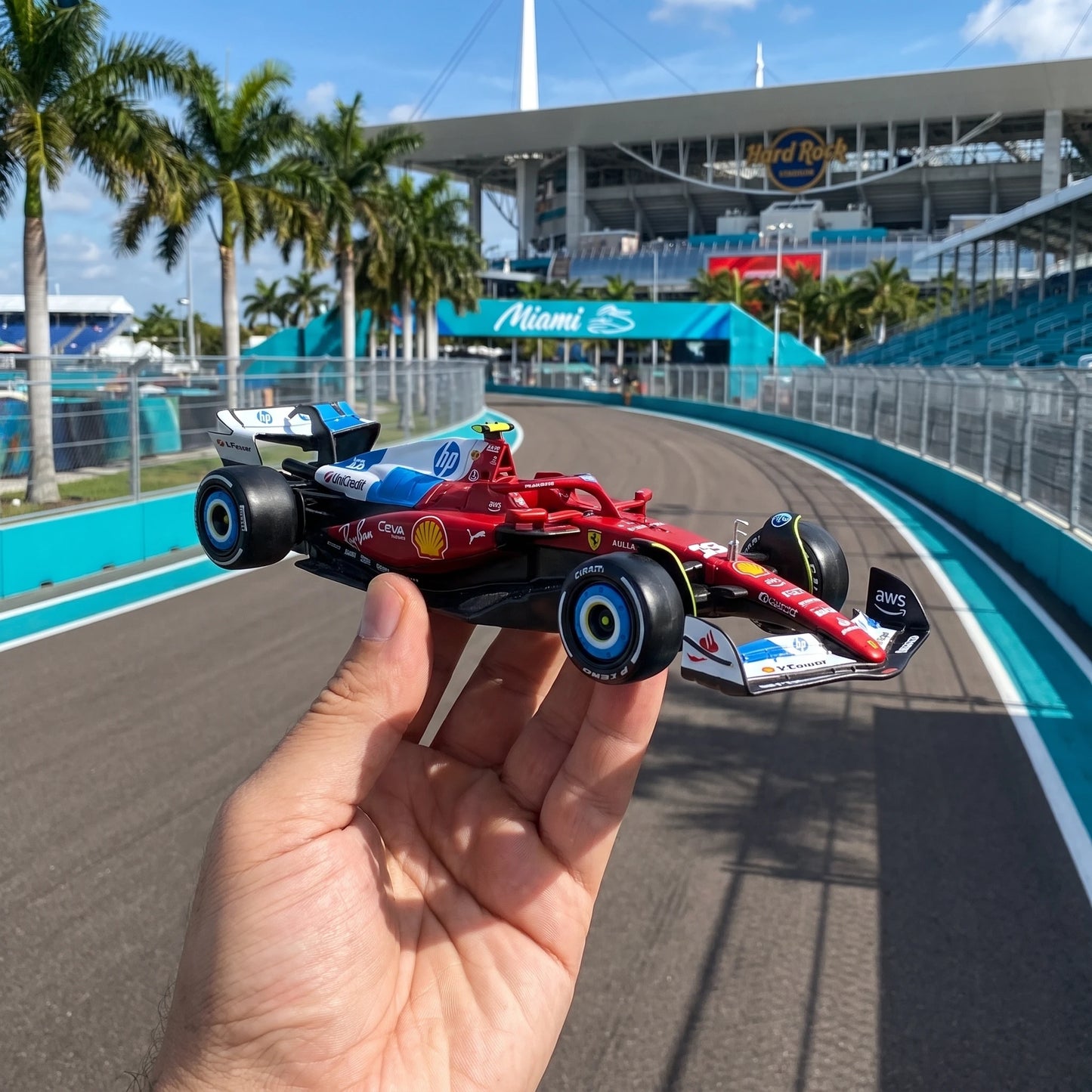 Miniatura de Fórmula 1 Ferrari SF-25 2025 Edição Miami 1:43 Bburago