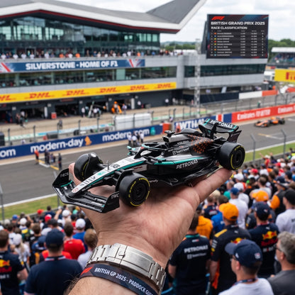 Miniatura de Fórmula 1 Mercedes-AMG W16 2025 Edição Inglaterra 1:43 Bburago